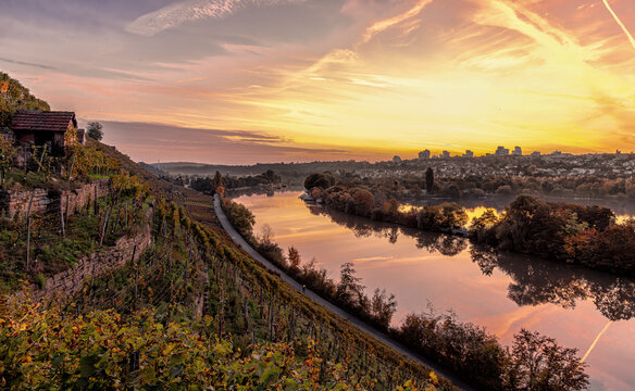 Weiblick auf Weinberge und ein Flu&szlig;tal hinab bei Sonnenuntergang. Herbstlicher Look. Stuttgart Neckartal.