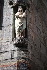 Statue de Vierge à l'enfant sur la façade d'une maison à Besse. et Saint-Anastaise cité...