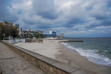 Obraz premium Autumn beaches of Odessa. Disabled beach at the 11th station of the big fountain.