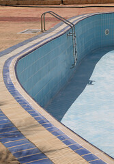 piscina exterior vacia en limpieza orilla del mar muerto jordania 4M0A1801-as24
