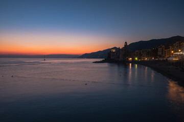 Naklejka premium Scenic sunset above the beach and town of Camogli in Liguria, Italy