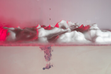 schaum farbe tropfen wasser rot