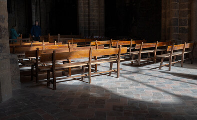 Interior de una iglesia con bancos de madera para los creyentes.
