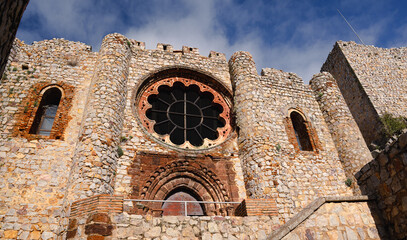 Fachada de una iglesia antigua dentro de la ciudadela del castillo.