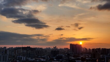 Naklejka premium sunset over the city