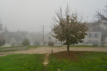 Obraz premium Sancerre, France. The cityscape of Sancerre shrouded in fog. November 01, 2024.