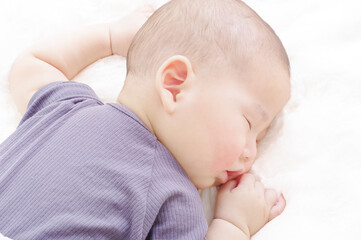 お昼寝をする0歳児の赤ちゃん