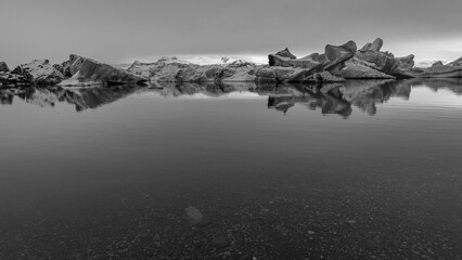 アイスランドの絶景　ヨークルスアゥルロゥンの氷山　モノクロ