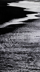 白い波と黒い砂浜　アイスランド　ビーク