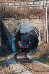 Wyjazd starej lomotywy z tunelu kolejowego, Żegiestów, Dolina Popradu © Maciej G. Szling