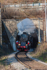 Wyjazd starej lomotywy z tunelu kolejowego, Żegiestów, Dolina Popradu © Maciej G. Szling