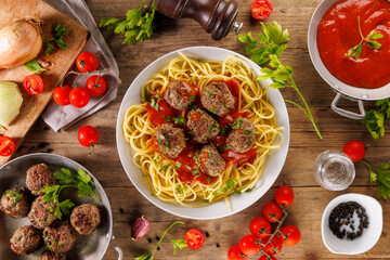 spaghetti with tomato sauce and grilled meatball