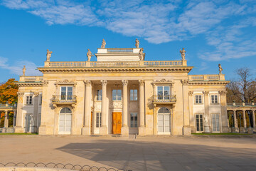 Obraz premium Natural and architectural beauties in the Royal Lazienki Park, located in the heart of the Polish capital Warsaw