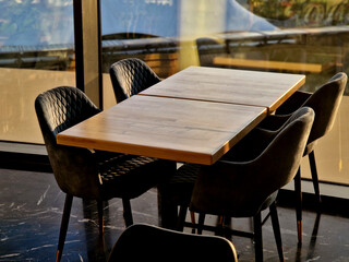 price hikes in restaurants and cafes cause an outflow of customers. empty pub premises are a frightening case