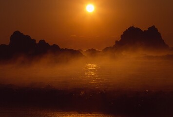 朝日昇る海