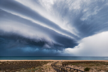 Stormcloud Arcus over beach and sea