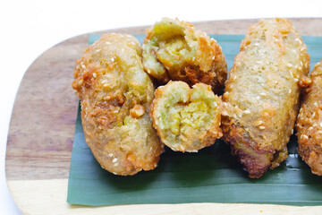 Deep-fried banana rolls with unripe rice grain