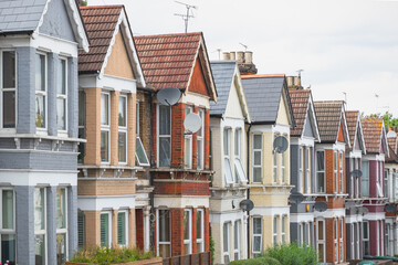 Obraz premium Row of traditional English terraced houses in Harringay, London, UK