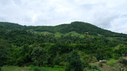Obraz premium Panoramic view of the green mountains and forests in Thailand.