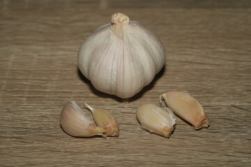 Garlic (Allium sativum) is a widely used culinary ingredient and medicinal herb that belongs to the onion family. Known for its pungent aroma and bold flavor, garlic adds depth and warmth to a variety