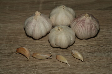 Garlic (Allium sativum) is a widely used culinary ingredient and medicinal herb that belongs to the onion family. Known for its pungent aroma and bold flavor, garlic adds depth and warmth to a variety