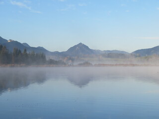 Berge spiegeln sich im See