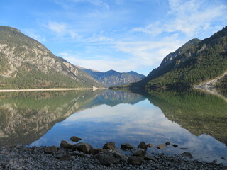 Berge spiegeln sich im See