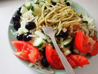 spagetti with pesto and vegetables