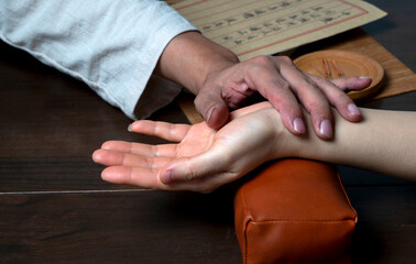 Obraz premium Traditional Chinese Medicine is diagnosing women's pulse
