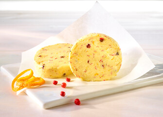 Orangen Pfeffer Butterstuecke auf Butterbrotpapier auf Porzellanplatte, Kräuterbutter, Orangen,...