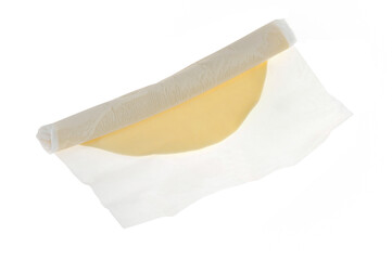 Pâte feuilletée en gros plan sur fond blanc