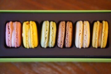 箱に入った6つのマカロン