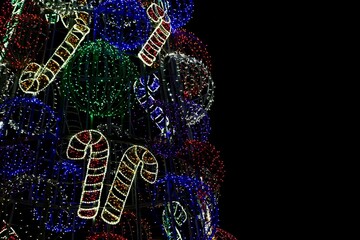 Albero di Natale fatto di luci colorate e decorazioni