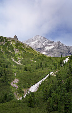 Majest&auml;tisch st&uuml;rzt der Wasserfall des "Unterschrammachbach" in den Zillertaler Alpen hinab in den "Zamser Grund"