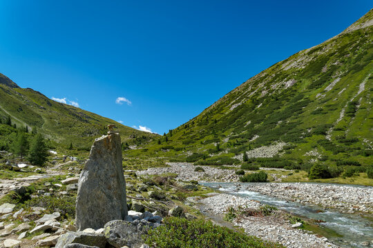 Wandern durch die Fels- und Ger&ouml;lllandschaft des "Zamser Grund" entlang des "Zamserbach" zum "Pfitscher Joch"