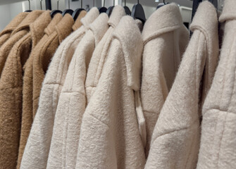 Bunte Cashmere Mäntel auf einem Kleiderständer