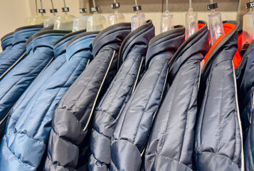 Daunenjacken und Lederjacken auf einem Kleiderständer © Mathis