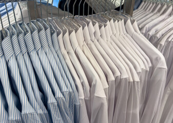 Sale Verkauf von Männerhemden auf einen Kleiderständer in einem Kaufhaus