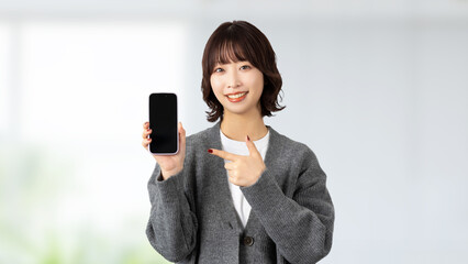 スマホを指差すビジネスウーマン