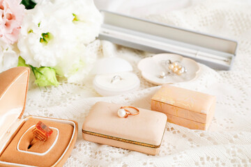 古ぼけたジュエリーたち　譲り受けた宝飾品　遺品や相続のイメージ