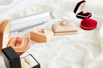 古ぼけたジュエリーたち　譲り受けた宝飾品　遺品や相続のイメージ