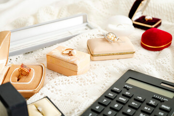 古ぼけたジュエリーたち　譲り受けた宝飾品　遺品や相続のイメージ