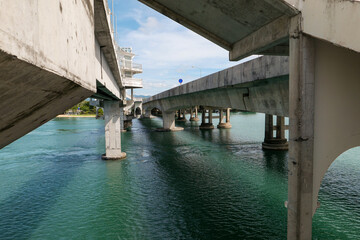 Sarasin Brücke ist eine Brücke in Thailand, die die Insel Phuket mit Phang Nga im Süden Thailands verbindet.Sie wurde 1951 mit einer Gesamtlänge von 660 m gebaut.