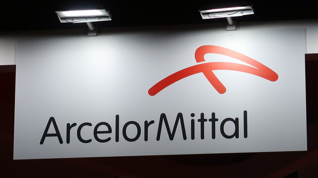 Logo / enseigne de l&rsquo;entreprise ArcelorMittal, industrie de la sid&eacute;rurgie (production d&rsquo;acier), sur un panneau au salon Eurosatory de juin 2024 (France)