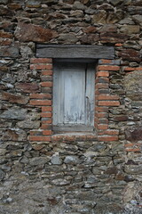 Petite fenêtre ancienne