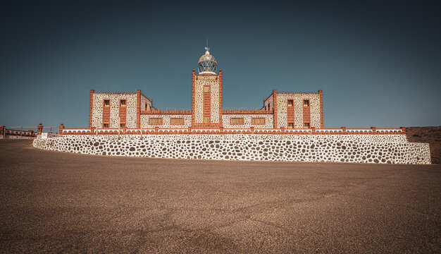 Der Leuchtturm Faro de Entallada auf Fuerteventura. Hoher Turm mit sch&ouml;ner Mauer.