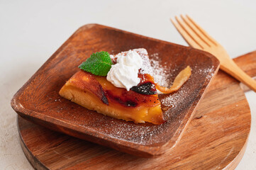 手作りリンゴケーキ　クリーム添え