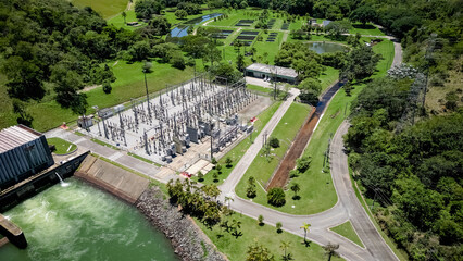 Usina Hidreletrica visto de cima com a natureza ao lado com ceu azul.