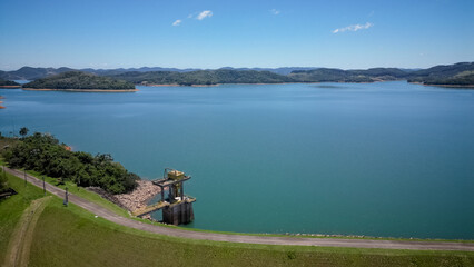 Fototapeta premium Visto de cima a represa e rodovia coma pontes altas e a natureza ao redor com lindo ceu azul.