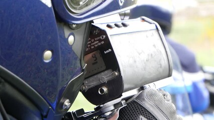 Vue serrée d'un contrôle de vitesse d'un gendarme